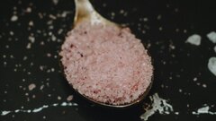 Вкус тот же, а пользы больше: почему пора менять обычную соль на калийсодержащую