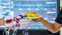 Умная перчатка-экзоскелет восстанавливает хватку парализованных рук