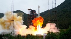 Китай отправил спутник на необычную орбиту: за кем он следит