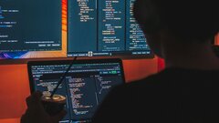 Старые аккаунты, удаленка и нейросети: как бизнесу защититься от хакеров