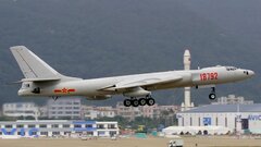 Китай впервые показал стратегический бомбардировщик Xian H-6N с ракетой JL-1 под фюзеляжем