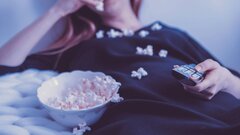 В чем опасность постоянного пересмотра фильмов и сериалов: ответ эксперта