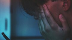 Зумеры стали первым поколением глупее родителей: виноваты смартфоны