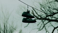 Зачем россияне вешают кроссовки на провода?