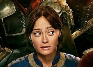 Элла Пернелл в толпе солдат Легиона Цезаря на постере второго сезона сериала "Фоллаут"