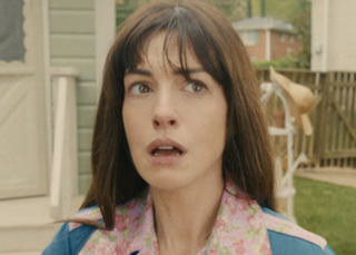 «Наш дом, наша улица, весь наш квартал переместился»: Тизер фантастического фильма «На краю Оук-стрит» с Юэном Магрегором и Энн Хэтэуэй