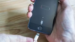Apple наказали за то, что она убрала зарядные устройства из комплекта iPhone. Apple утверждает, что это позволило сэкономить около 550 000 тонн руды