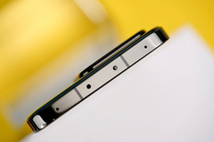 Черный Xiaomi 13 впервые показали со всех сторон на качественных фотографиях. В комплекте есть зарядное устройство