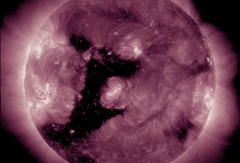На Солнце образовалась корональная дыра размером 1 млн км: учёные предупреждают о магнитных бурях и северных сияниях