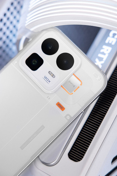 165 Гц, зум 120х, 24 ГБ ОЗУ, 8000 мАч, 80 Вт, IP68/69, ИК-передатчик, Snapdragon 8 Gen 5, Android 16 и NFC. Realme Neo 8 показали вживую