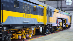 Полностью российская разработка: в Калуге собрали первую отечественную супермашину для ремонта железных дорог