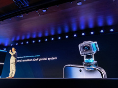 Honor представила прототип Robot Phone — смартфона с камерой на 4-осевом подвесе. Известно, что камера 200-мегапиксельная