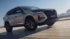 Дилеры Lada пытаются продать остатки: семиместный XCite X-Cross 8 подешевел до 2 759 000 руб.