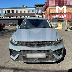 Владелец Geely Tugella с неработающей беспроводной зарядкой и хрустящей подвеской отсудил у дилера 45 млн рублей