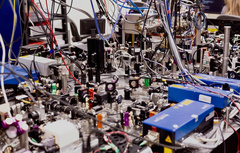 Российский квантовый прорыв: физики из ФИАН создали ионный компьютер на 70 кубитов и с рекордной точностью