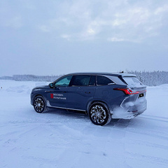 Совершенно новые «Москвичи» М70 и М90 с 9-ступенчатым «автоматом» тестируют российскими морозами: кроссоверы отправились на северные тесты в Сургут