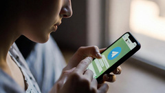 К новому боту Яндекса «Алиса AI» в Telegram можно обратиться из строки ввода сообщения в любом чате