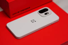 Лучший компактный смартфон из когда-либо созданных? Ice Universe опробовал OnePlus 15T ещё до анонса и поделился живыми фотографиями устройства