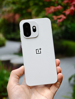 Единственный компактный флагман, экран которого может работать при яркости в 1 нит, с огромным аккумулятором на 7500 мАч. OnePlus 15T показали вживую после анонса