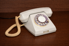 Назад в 90-е: на фоне отключений мобильного интернета в России выросли госзакупки стационарных телефонов