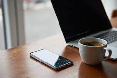 Samsung заняла первое место, Apple установила рекорд, а Xiaomi, Oppo и Vivo резко просели. Ситуацию на рынке смартфонов изучили в Counterpoint Research