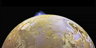 Зонд NASA сфотографировал момент извержения вулкана на спутнике Юпитера