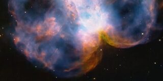 «Хабблу» стукнуло 34 года: он отметил это снимком эффектной туманности Малая Гантель