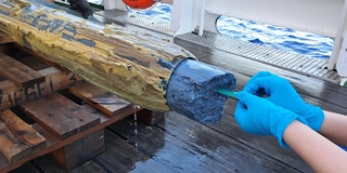 Учёные обнаружили загадочные следы жизни в голубой вулканической слизи