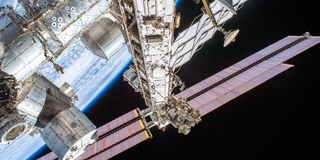 В космосе людно: к МКС впервые в истории пристыковались сразу 8 космических кораблей