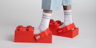 Crocs показала квадратную обувь в стиле конструктора Lego — собирать её не&nbsp;надо