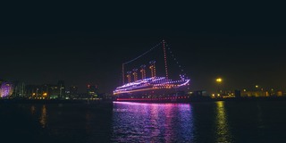 «Титаник» снова вышел в море: лайнер воссоздали с помощью 950 дронов во время светового шоу