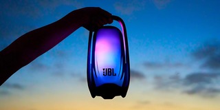 JBL выпустила колонку Pulse 6&nbsp;с прозрачным корпусом, подсветкой и&nbsp;ручкой