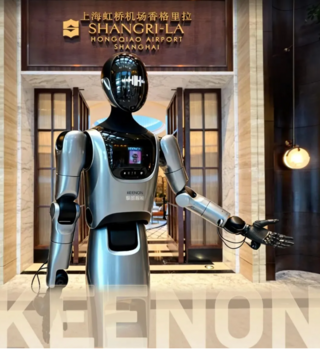 В Шанхае открылся отель с роботами-официантами, уборщиками и портье