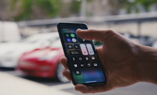 Tesla напомнит о забытом в машине смартфоне