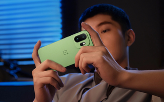 Представлен компактный флагман с мощным аккумулятором — OnePlus 15T