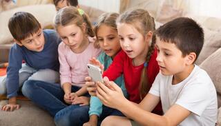 Дети в России проводят в интернете около четырёх часов в день