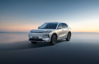 Кроссовер Geely EX5 получил в России новую гибридную версию