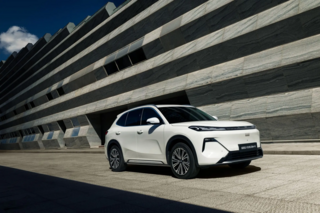 Компания Geely раскрыла комплектации и цены на гибридный EX5 EM-R для России