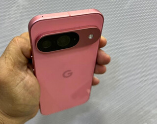 Вызывающе розовый Google Pixel 9 позирует на живом видео и фото