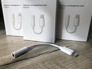 Apple прощается с переходником Lightning to 3.5 mm