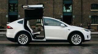 Мюнхенский суд обязал Tesla выплатить недовольной клиентке полную стоимость электромобиля Model X