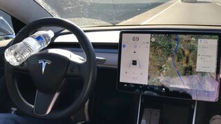 Tesla научит электромобили выявлять попытки обмануть систему теми водителями, которые не желают держать руки на руле