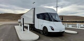 Электрический грузовик Tesla Semi доказал способность проезжать 800 км без подзарядки с полной загрузкой