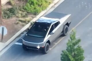 В Калифорнии замечен прототип Tesla Cybertruck с тёмной крышкой кузова