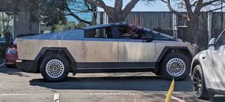 Прототип Tesla Cybertruck замечен на штампованных стальных колёсных дисках