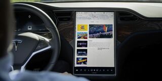 Регуляторы США прекратили расследование в отношении возможности водителей Tesla играть во время движения