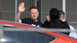 Илон Маск посетил предприятие Tesla в Германии, которое возобновило свою работу после диверсии