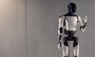 Tesla обещает начать продажи человекоподобных роботов Optimus в конце следующего года
