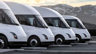 Tesla будет предлагать электрические грузовики Semi по всему миру