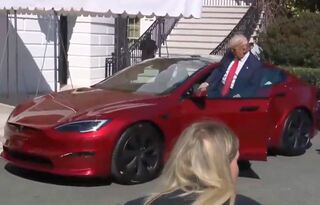 Дональд Трамп купил красную Tesla Model S ради поддержки Илона Маска